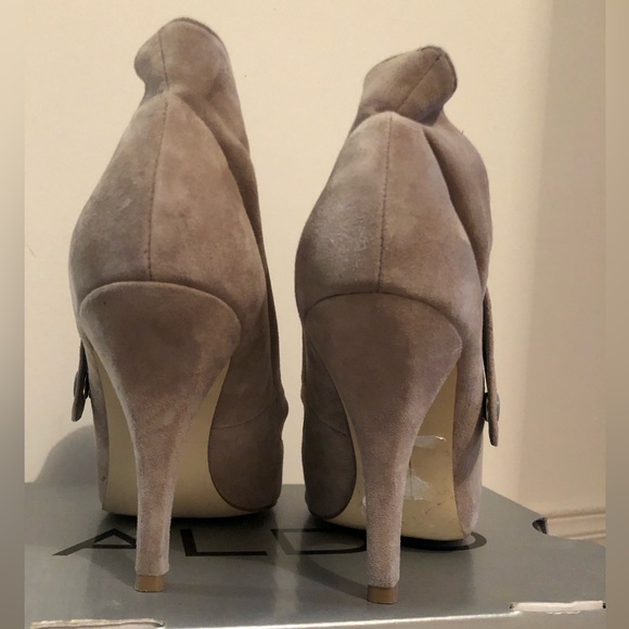 Gently worn like new suede peep toe booties - Picture 5 of 6